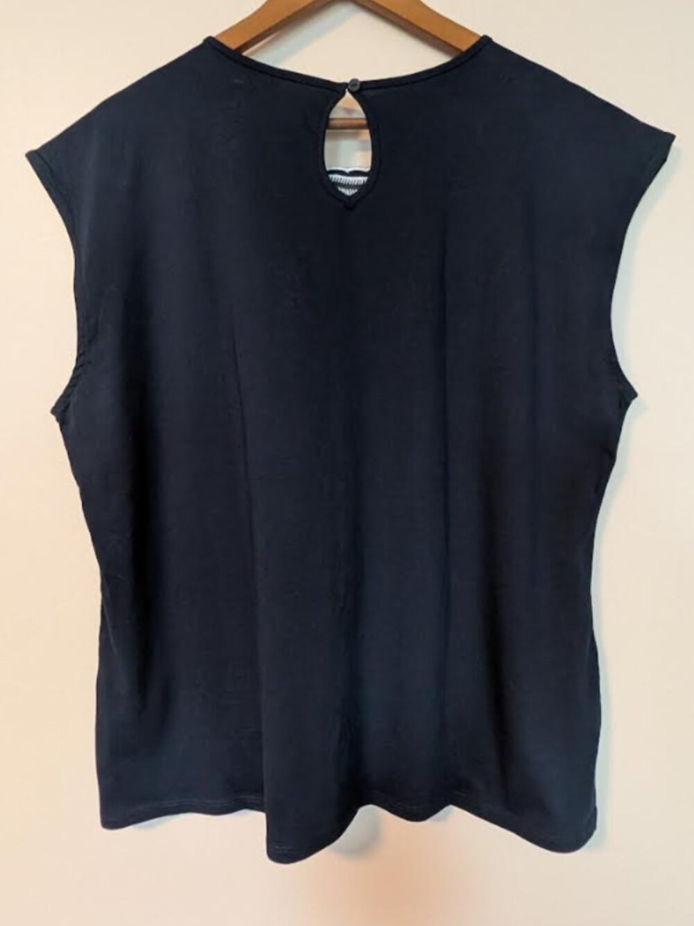 Cleo Petites Navy Embroidered Floral Cotton Top Cap Sleeve Keyhole Back NWOT - Picture 3 of 4